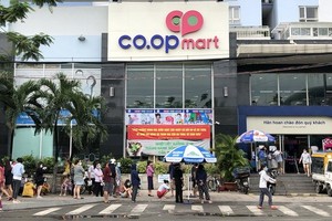 居民在平盛郡周文安街的Co.opmart超市排隊購買食品。