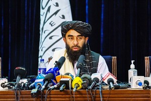 阿富汗塔利班發言人扎比烏拉‧穆賈希德在塔利班進入喀布爾後舉行首次記者會上講話。（圖源：互聯網）