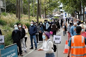 2021年8月2日，人們在悉尼Homebush疫苗接種中心排隊等候接種新冠疫苗。 （圖源：AFP）