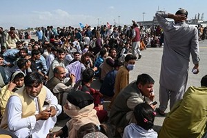 2021年8月16日，大量阿富汗人在喀布爾機場等待逃離。 （圖源：AFP）