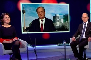 三位德國聯邦總理的候選人：綠黨的貝爾伯克（左）、聯盟黨的拉舍特，與社民黨的朔爾茨（右）。 （圖源：視頻截圖）