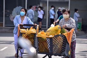 市民在本市收緊社交隔離措施前夕去購買必需品。（圖源：玉鳳）