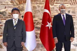 2021年8月20日，土耳其外交部長梅夫呂特·恰武什奧盧（右）在安卡拉與日本外相茂木敏充舉行會晤。（圖源：AP）