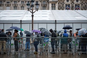 法國巴黎，人們在雨中排隊等待接種新冠疫苗。（圖源：互聯網）