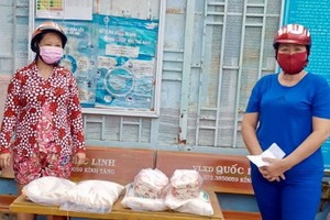 受疫情影響的華人同胞領取救濟品。