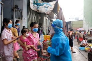 援助小組送食品給住在新富郡租房區的遇困勞工。