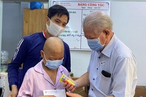 輔助會代表探望、鼓勵和給癌症病童贈送醫療費用。