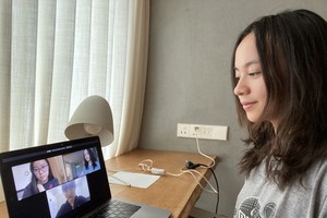 “Blue Blue”俱樂部主任武香萍與外國搭擋開會討論工作。