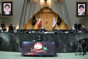 伊朗議會21日召開會議討論內閣提名人選。伊朗總統萊希出席議會審議內閣部長提名人選的會議，並發表講話。（圖源：伊通社）
