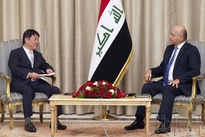 日本外相茂木敏充（左）與伊拉克外長侯賽因會談。（圖源：共同社）