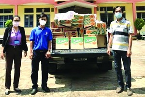 理事長凌欽廷(右)把濟品移交給各單位負責人。