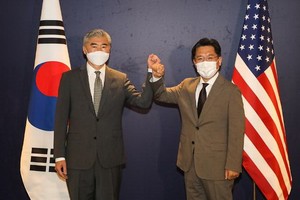 8月23日，在首爾廣場酒店，韓國外交部韓半島和平交涉本部長魯圭悳（右）和到訪的美國對朝特別代表星·金舉行會晤。 （圖源： 韓聯社）