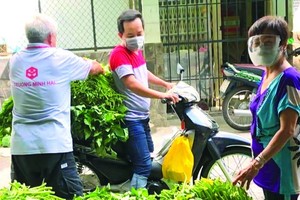 應氏蓮商販與家人協助第六郡運送食品給貧困戶。