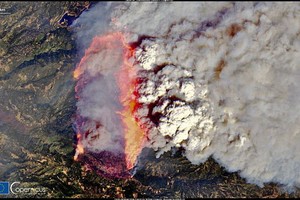 這張 8 月 17 日的衛星圖像捕捉到了加州卡爾多的火勢兇猛。（圖源：CNN）