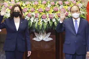 國家主席阮春福會見美國副總統卡瑪拉‧哈里斯。（圖源：越通社）