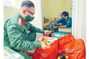 第八郡軍事指揮處的戰士正準備派發給民眾的援助品。