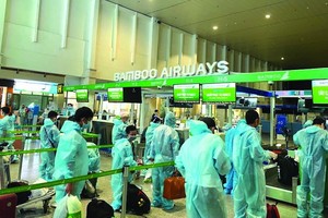 從本市回鄉的清化省居民在新山一機場辦理登機手續。