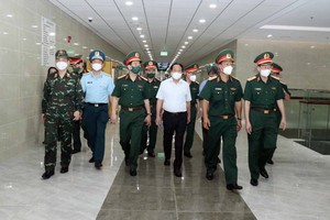 政府副總理黎文成（白衣）與工作團前往視察175軍醫醫院的新冠肺炎疫情防控工作。（圖源：院方提供）