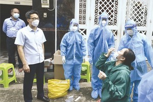 政府副總理武德膽視察第十二郡民眾採樣工作。