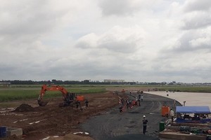 新山一機場跑道改建項目復工