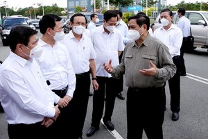 范明政總理與本市領導交換防疫意見。（圖源：越通社）