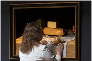 參觀人士可親手觸摸畫作。（圖源：互聯網）