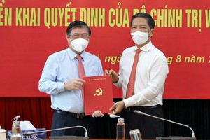 中央經濟部長陳俊英向阮成鋒同志（左）頒授《決定》。（圖源：中央經濟部）