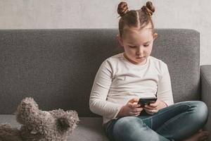 小孩沉迷電子怎麼戒？這樣吃可斷開成癮