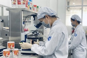 某企業嚴管疫情和隔離勞工以維持生產活動。