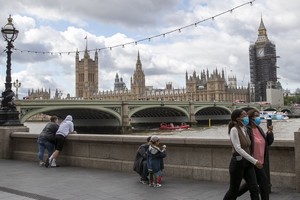 8月18日，人們走在英國倫敦的泰晤士河岸邊。（圖源：新華社）