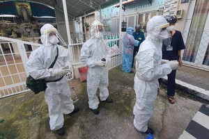 軍醫學院戰士到新平郡第六坊某居家隔離新冠肺炎確診者提供 治療藥包。