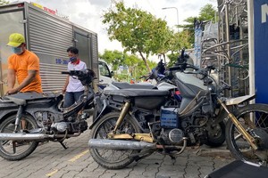 許多不確保行駛標準的殘舊摩托車仍參加交通。