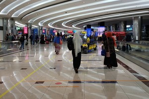 獲批旅遊簽證的遊客，抵埗後必須在機場接受快速病毒測試。（圖源：Shutterstock）