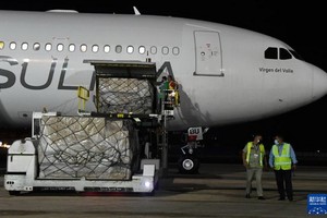 8月28日，工作人員在古巴哈瓦那機場卸載中國政府緊急援助的抗疫物資。（圖源：新華社）