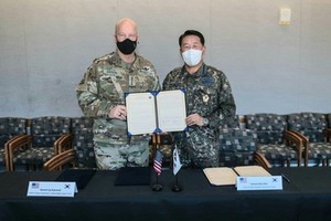 韓國空軍參謀總長朴仁虎和美軍太空作戰司令約翰‧雷蒙德簽署關於建立韓國空軍和美國太空軍例行太空政策協商機制的協議書。（圖源：韓聯社）