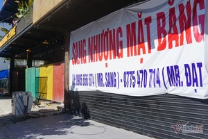 一家商店因疫情而關門停業，門外掛著“門面轉租”的大橫幅。（圖源：VNN） 