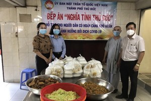 慈光寺主持釋善意上座 “情義飯堂”，幫助守德市受新冠疫影響的困難家庭。