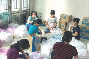 林蘭家(穿黑衣者)與家人準備慈善餐送給隔離區居民。