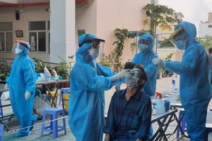 防疫工作人員為市民進行採樣檢測。（圖源：成安）