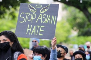 4月25日，人們在美國加利福尼亞州舊金山灣區城市聖何塞集會抗議針對亞裔的歧視行為和仇恨犯罪。（圖源：新華社）