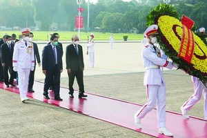 黨政領導晉謁胡志明主席陵