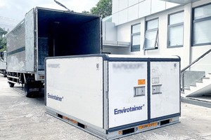 一批阿斯利康疫苗剛從新山一機場運往 VNVC 的冷庫後再轉交衛生部。（圖源：風蘭）