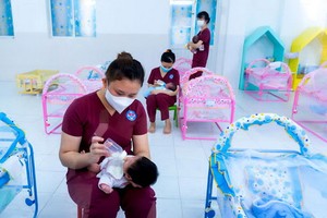 希望中心的保姆們細心照料新冠患者的嬰兒。（圖源：H.O.P.E）