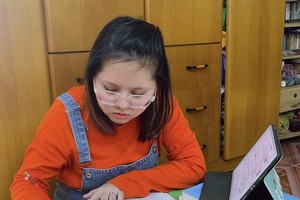 優秀華人學生陳沛欣在線學習。