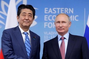 圖為 2018年9月10日，日本前首相安倍晉三抵達俄羅斯符拉迪沃斯托克，與俄羅斯總統普京會談。（圖源：Getty Images）
