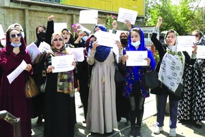 多名阿富汗婦女走上街頭舉行遊行示威活動，要求在塔利班統治下獲得更多權利。（圖源：AP）