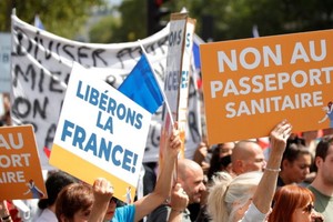 自8月9日起，在法國進入餐館、咖啡館等餐飲場所必須出示健康通行證，未能出示健康通行證的顧客應被拒絕入內。（圖源：互聯網）