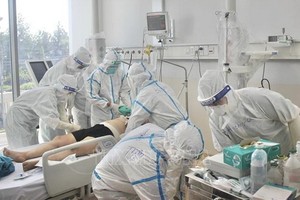 醫護人員在為重症新冠患者進行搶救治。（圖源：越通社）