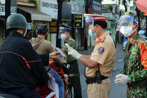 公民在經過監察站時須申報健康。