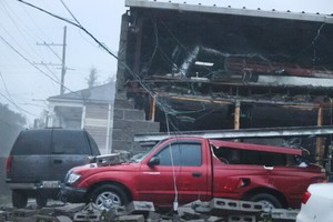 圖為 2021年8月29日，颶風艾達登陸路易斯安那州期間，在新奧爾良市一棟大樓倒塌，車輛損壞。（圖源：Getty Images）